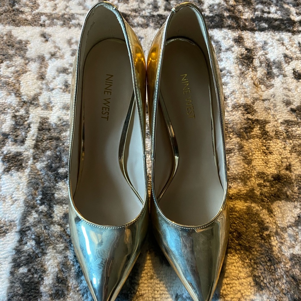 Size 8 NineWest gold heels. Never worn - BRAND NEW